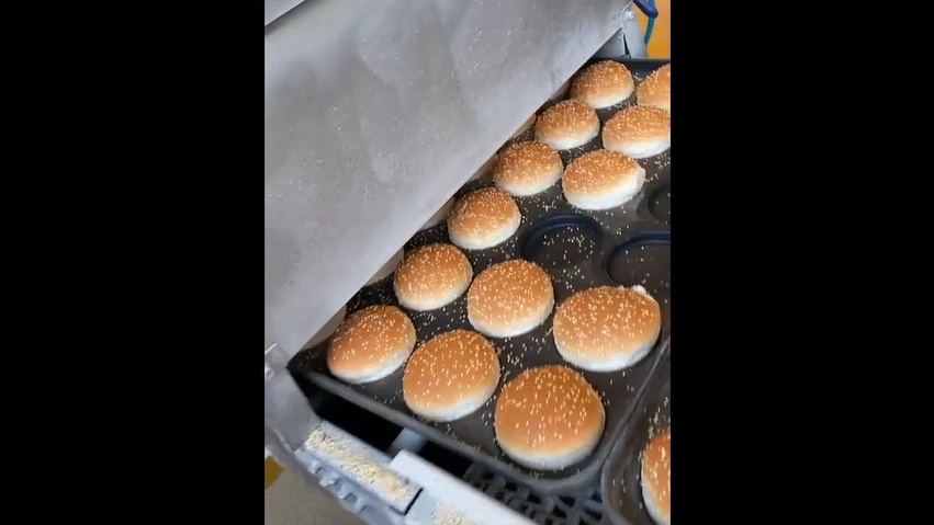 Bandeja para pan de hamburguesa utilizada en la línea de producción de pan de hamburguesa
